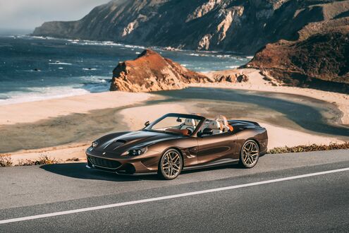 Обои на рабочий стол Суперкар Touring Superleggera Veloce12 Barchetta на шоссе на фоне гор и моря