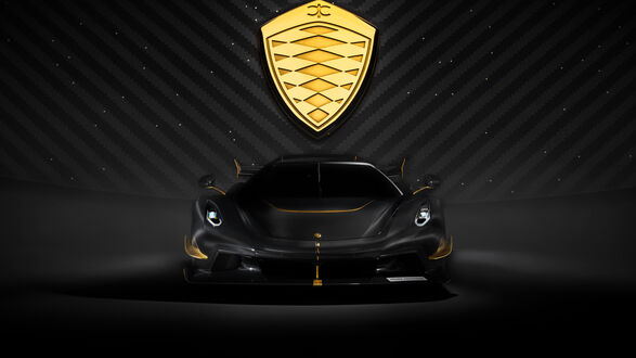 Обои на рабочий стол Черный Koenigsegg Jesko c золотыми акцентами стоит, на фоне темной стены с диагональными полосами и золотым логотипом Koenigsegg