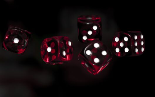 Обои на рабочий стол Пять красных полупрозрачных игральных костей с белыми точками на черном фоне