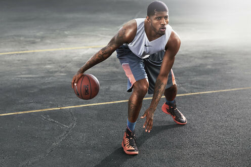 Обои на рабочий стол Пол Джордж / Paul George из NBA / НБА и Индиана Пэйсерс / Indiana Pacers дриблирует мячом, в майке с логотипом (Найк / Nike) и шортах, на фоне темного асфальтового корта