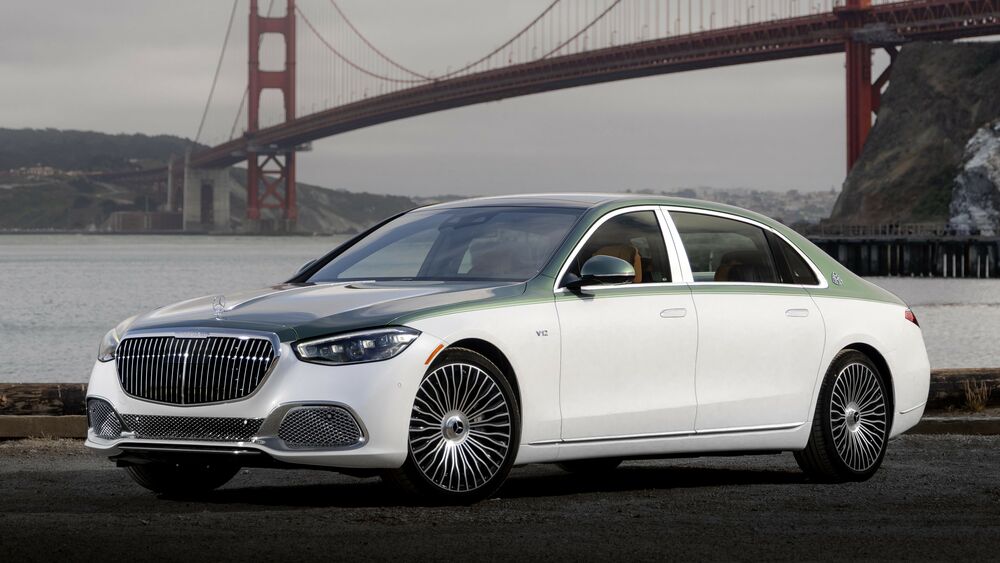 Обои для рабочего стола Двухцветный седан Mercedes-Maybach S 680 Edition Emerald Isle стоит на дороге на фоне моста Золотые Ворота и воды Сан-Франциско / San Francisco, США / USA,
