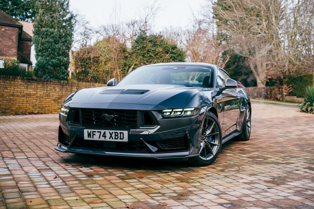Обои для рабочего стола Спортивное купе Ford Mustang Dark Horse Appearance Package на фоне осенних деревьев