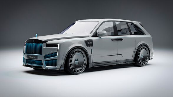 Обои на рабочий стол Роллс Ройс / Rolls Royce в светлом цвете с яркими синими акцентами на решетке радиатора и бампере