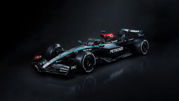 Обои на рабочий стол Гоночный автомобиль Formula1 / Formula1 Mercedes-AMG W15 F1 E черного цвета с бирюзовыми и серебристыми акцентами (PETRONAS, INEOS, IWC, AMG, P ZERO) на черном фоне