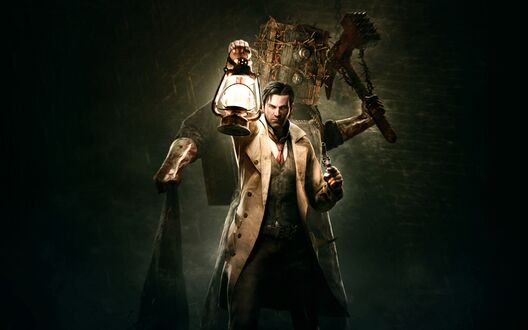 Обои на рабочий стол Себастьян Кастелланос из игры The Evil Within / The Evil Within в светлом плаще держит зажженный фонарь и пистолет, на фоне темная фигура монстра с коробкой на голове и большим молотом