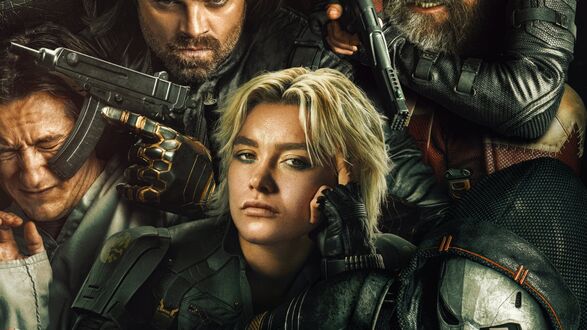Обои на рабочий стол Из фильма Marvel Громовержцы / Thunderbolts блондинка в черном костюме, рядом мужчины с оружием и персонаж в маске, на темном фоне