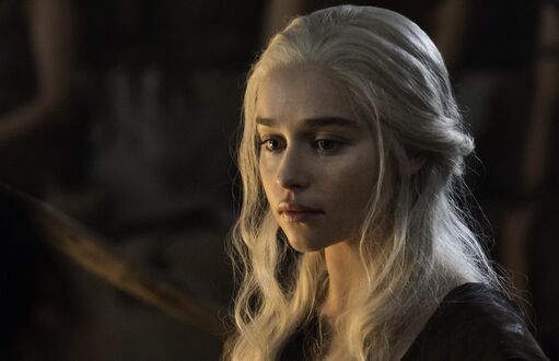 Обои на рабочий стол Портрет Эмилии Кларк / Emilia Clarke из фильма Игра престолов / Game of Thrones, с длинными светлыми волосами, смотрящей вниз и в сторону, на размытом темном фоне