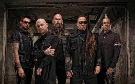 Обои на рабочий стол Пять мужчин из группы Five Finger Death Punch / 5FDP / FFDP в темных костюмах и очках позируют, на фоне темного индустриального помещения