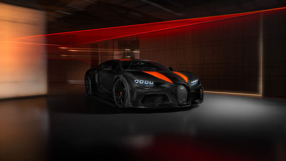 Обои на рабочий стол Bugatti Chiron Super Sport 300+ (Bugatti Chiron Super Sport 300+) черного цвета с оранжевыми полосами в темном помещении, на фоне красных световых линий и размытых стен