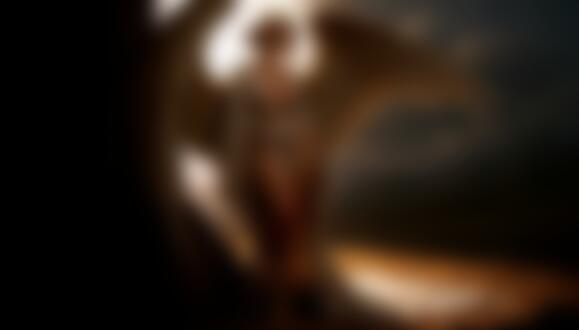 Обои на рабочий стол Ангел в белом платье стоит у скалы