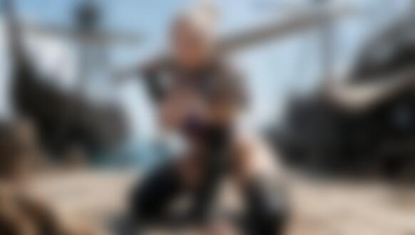 Обои на рабочий стол Девушка сидит на коленях на пирсе, держа меч на плече и все это на фоне кораблей и моря