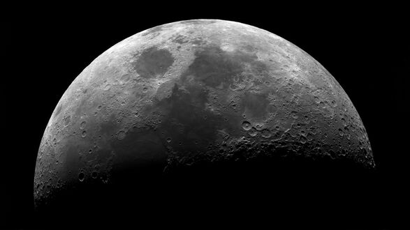 Обои на рабочий стол Луна с кратерами и морями на фоне космоса