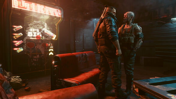 Обои на рабочий стол Джеки Уэллс / Jackie Welles из фильма Cyberpunk 2077 / Cyberpunk 2077 разговаривает с Дум-Думом / Dumb-Dumb из фильма Cyberpunk 2077 / Cyberpunk 2077, на фоне красного дивана и игрового автомата (BURRITOS, ITS BIG)
