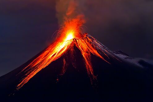 Обои на рабочий стол Вулкан / Volcano, Эквадор / Ecuador, извергает потоки раскаленной лавы и пепла, на темном ночном небе с облаками