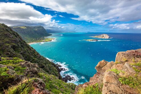Обои на рабочий стол Гавайи / Hawaii, США / USA, скалистый берег с зеленой растительностью, на фоне бирюзового океана с островами и облачным небом