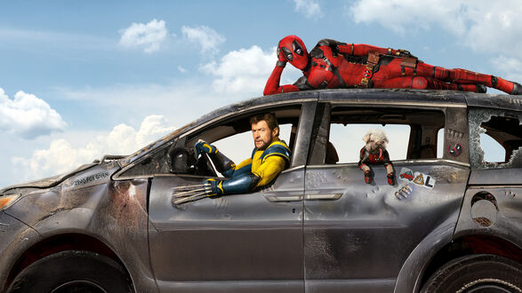 Обои на рабочий стол Росомаха в желто-синем костюме с когтями за рулем поврежденного автомобиля, Дэдпул / Deadpool из фильма Дэдпул и Росомаха / Deadpool & Wolverine (2024) в красном костюме позирует на крыше, собака выглядывает из окна (ZERO FCK GIVEN) на фоне голубого неба с облаками