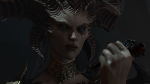 Обои на рабочий стол Портрет Лилит / Lilith из игры Диабло / Diablo с рогами и синими глазами, в золотом костюме, держит в руке темный предмет на темном фоне
