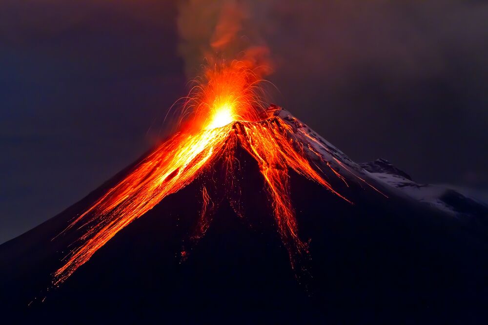 Обои для рабочего стола Вулкан / Volcano, Эквадор / Ecuador, извергает потоки раскаленной лавы и пепла, на темном ночном небе с облаками