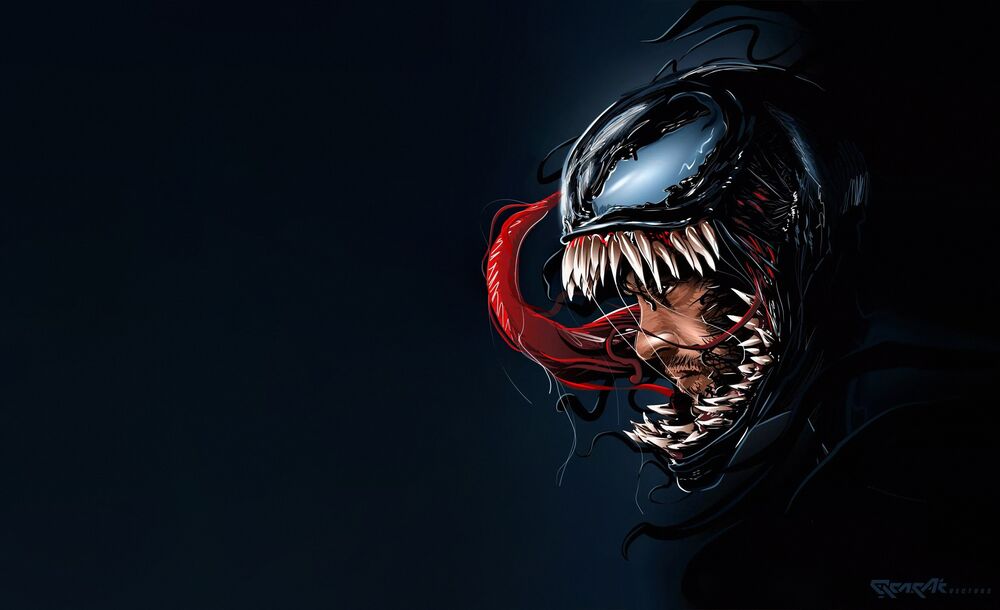 Обои для рабочего стола Крупный план головы Венома / Venom, Симбиота / Symbiote из вселенной Marvel, открывающего пасть с острыми зубами и длинным красным языком, на темном фоне