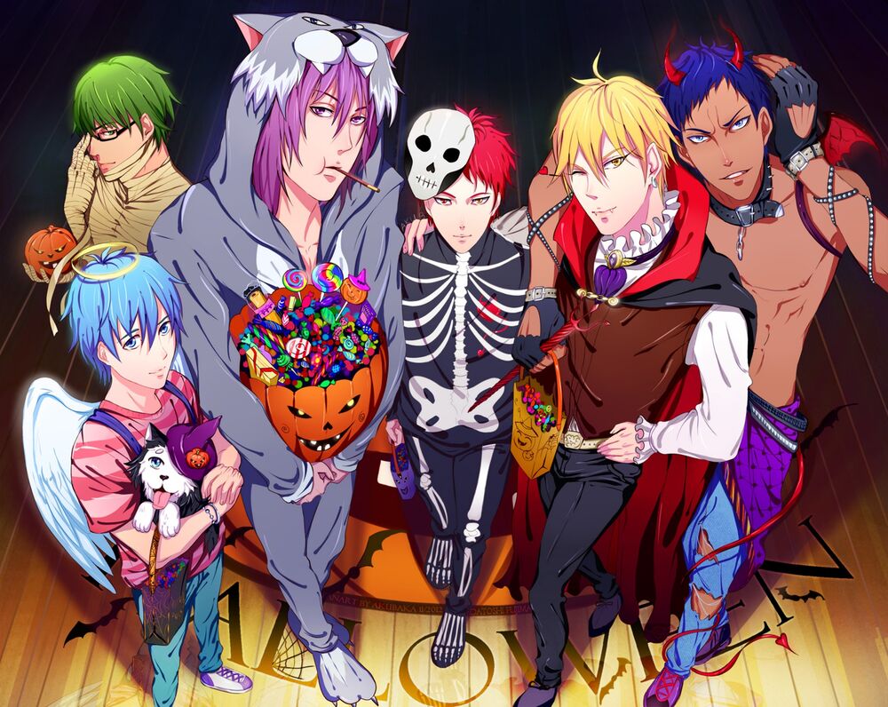 Обои для рабочего стола Группа мужчин из манги Kuroko no Basuke в различных костюмах на Хэллоуин, один держит ведро с конфетами, другой собаку, на фоне надписи (HALLOWEEN) и паутины