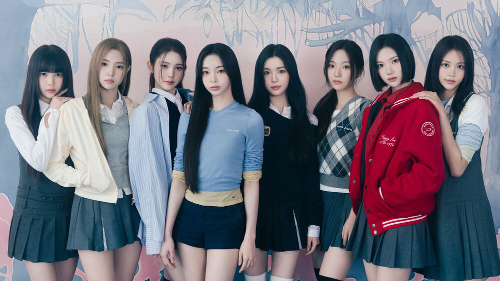 Обои для рабочего стола Восемь девушек из k-pop группы Hearts2Hearts позируют в школьных костюмах, на фоне стены с абстрактными рисунками