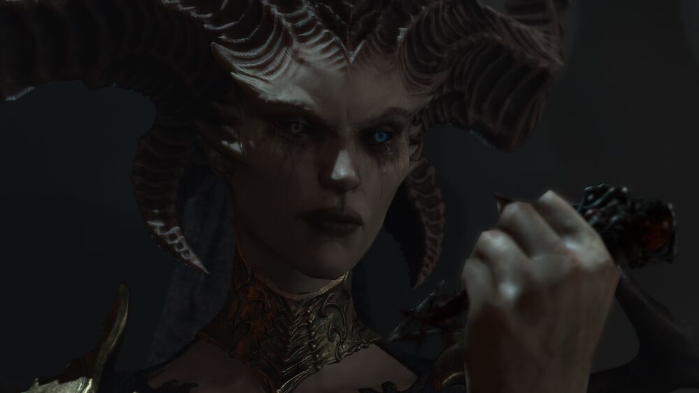 Обои для рабочего стола Портрет Лилит / Lilith из игры Диабло / Diablo с рогами и синими глазами, в золотом костюме, держит в руке темный предмет на темном фоне