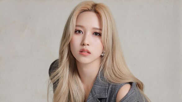Обои на рабочий стол Портрет Меи Мина / Myoui Mina из группы TWICE в сером костюме, она смотрит прямо в камеру на светлом фоне