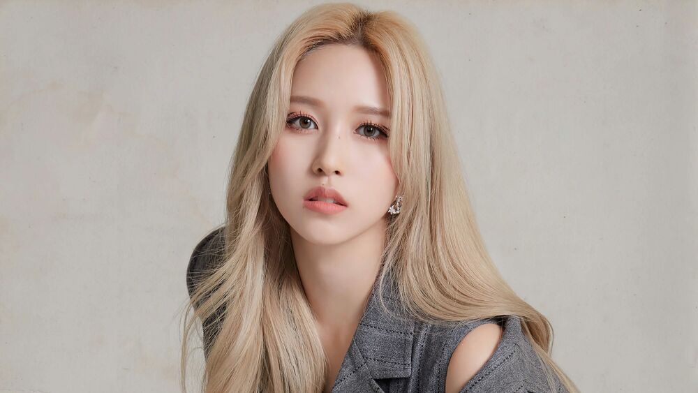 Обои для рабочего стола Портрет Меи Мина / Myoui Mina из группы TWICE в сером костюме, она смотрит прямо в камеру на светлом фоне