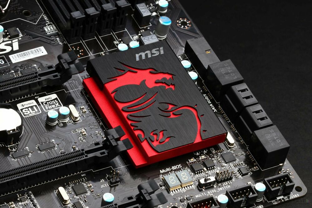 Обои для рабочего стола Красный логотип MSI на материнской плате