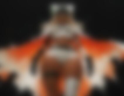 Обои на рабочий стол Персонаж Рамлетал Валентайн / Ramlethal Valentine из игры Guilty Gear в белом костюме с фуражкой и плащом на черном фоне с оранжевыми всплесками