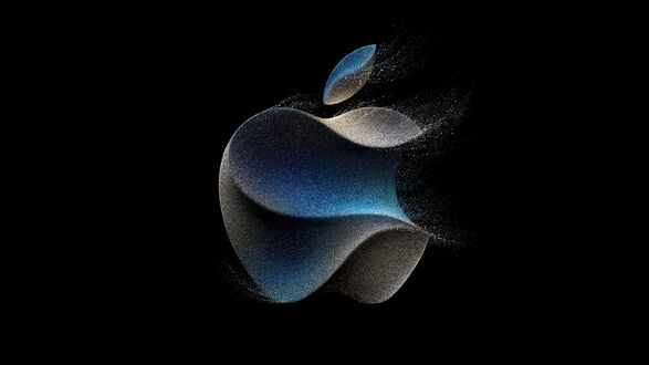 Обои на рабочий стол Логотип Apple из синих и серебристых частиц, которые распадаются в пространстве, на черном фоне