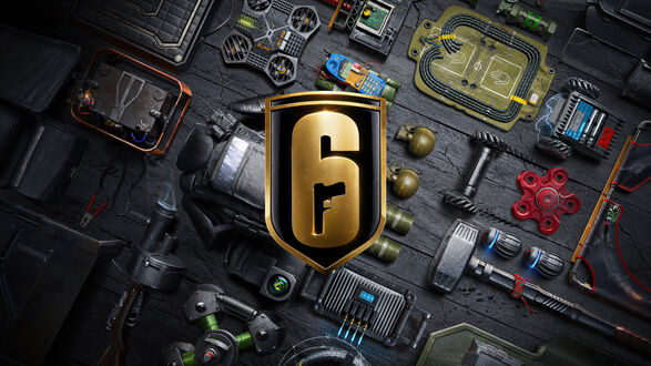 Обои на рабочий стол Логотип Tom Clancy’s Rainbow Six Siege из видеоигры Ubisoft среди тактического снаряжения, электронных устройств, оружейных компонентов и инструментов на фоне темной рабочей поверхности