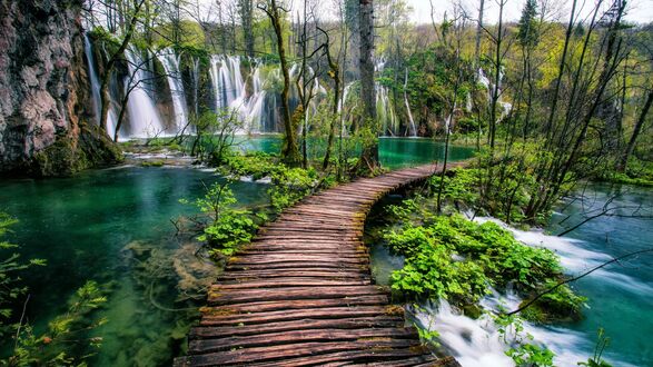 Обои на рабочий стол Плитвицкие озера / Plitvice Lakes, Хорватия / Croatia, деревянный настил из досок над бирюзовой рекой, на фоне каскадных водопадов