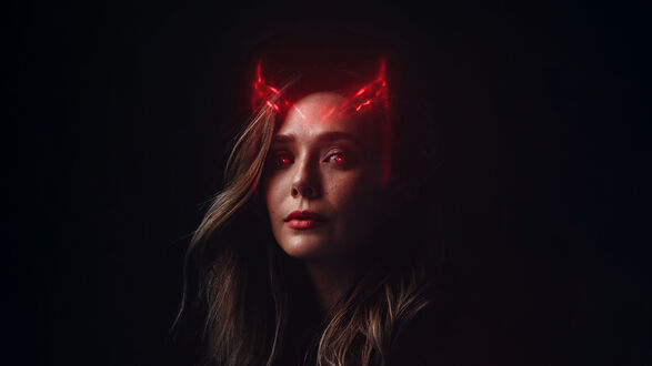 Обои на рабочий стол Портрет Алой ведьмы / Scarlet Witch (Элизабет Олсен) из фильма Мстители / Avengers, с красными светящимися глазами и рогами из энергии над головой, на черном фоне