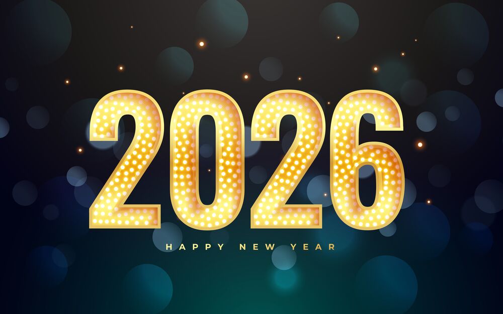 Обои для рабочего стола Золотое светящееся число 2026 и надпись Happy New Year / С Новым годом на темном фоне с размытыми синими и золотыми огнями боке