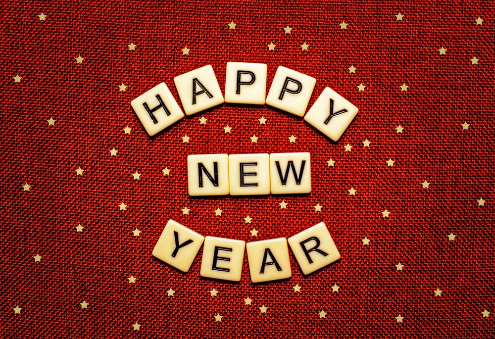 Обои для рабочего стола Белые квадратные плитки с черными буквами, (Happy New Year), на красном фоне, с множеством мелких белых звезд