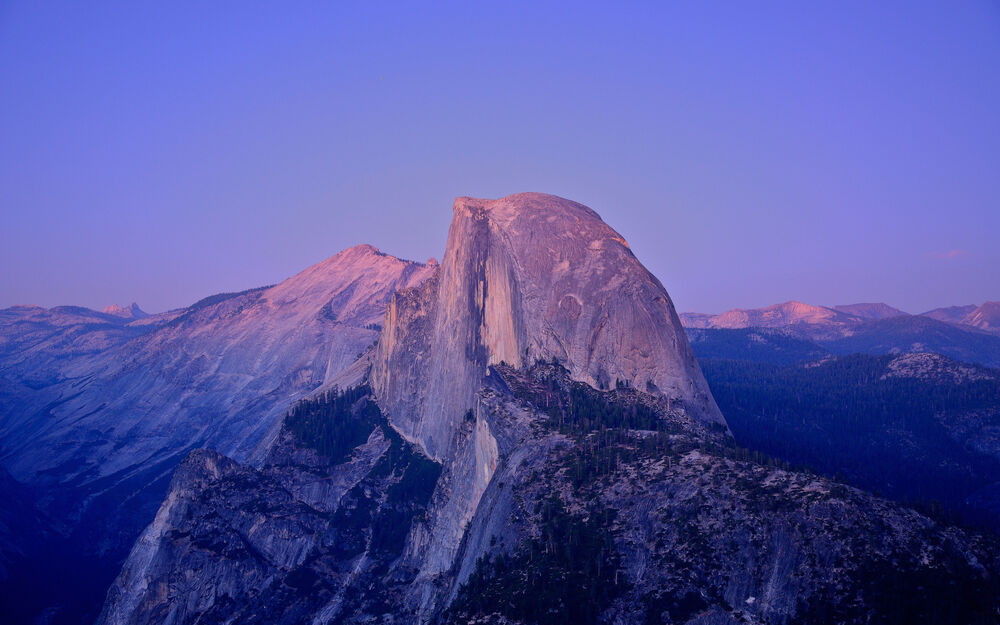 Обои для рабочего стола Half Dome / Half Dome, США / USA, большая гранитная скала с вертикальной стеной и округлой вершиной на рассвете