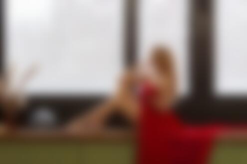 Обои на рабочий стол Обнаженная модель Юлия прикрытая красной тканью сидит на подоконнике в комнате