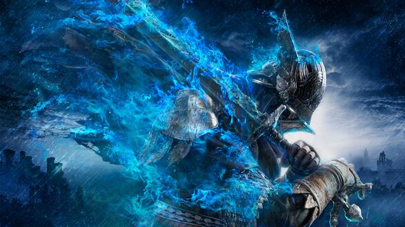 Обои на рабочий стол Воин в темных доспехах из игры Elden Ring держит меч, окруженный синим пламенем, на фоне разрушенного города