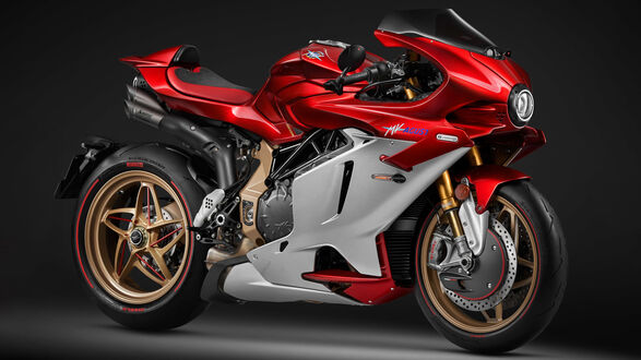 Обои на рабочий стол Красный и белый спортивный мотоцикл MV Agusta Superveloce 1000 на черном фоне