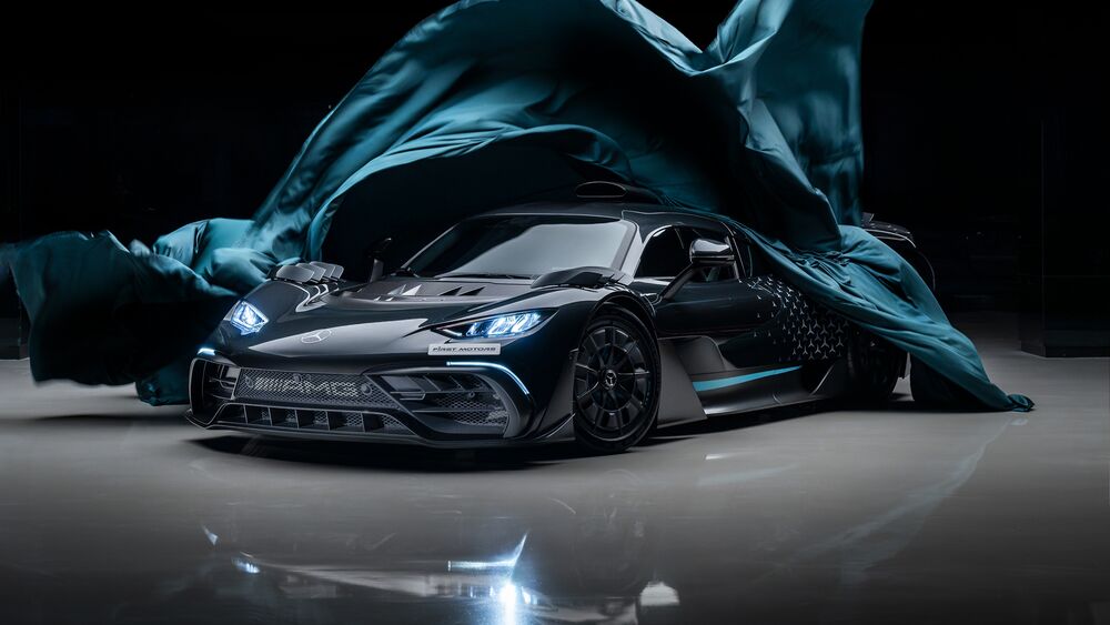 Обои для рабочего стола Черный Mercedes-AMG ONE с развевающейся бирюзовой тканью, на черном фоне