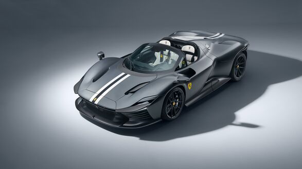 Обои на рабочий стол Серый спортивный автомобиль Novitec Ferrari Daytona SP3 с белыми и желтыми полосами на капоте на сером фоне