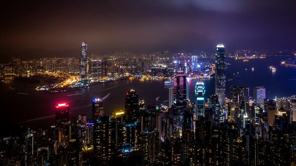 Обои на рабочий стол Гонконг / Hong Kong, Китай / China, на фоне залива Виктория с огнями города с высоты птичьего полета ночью