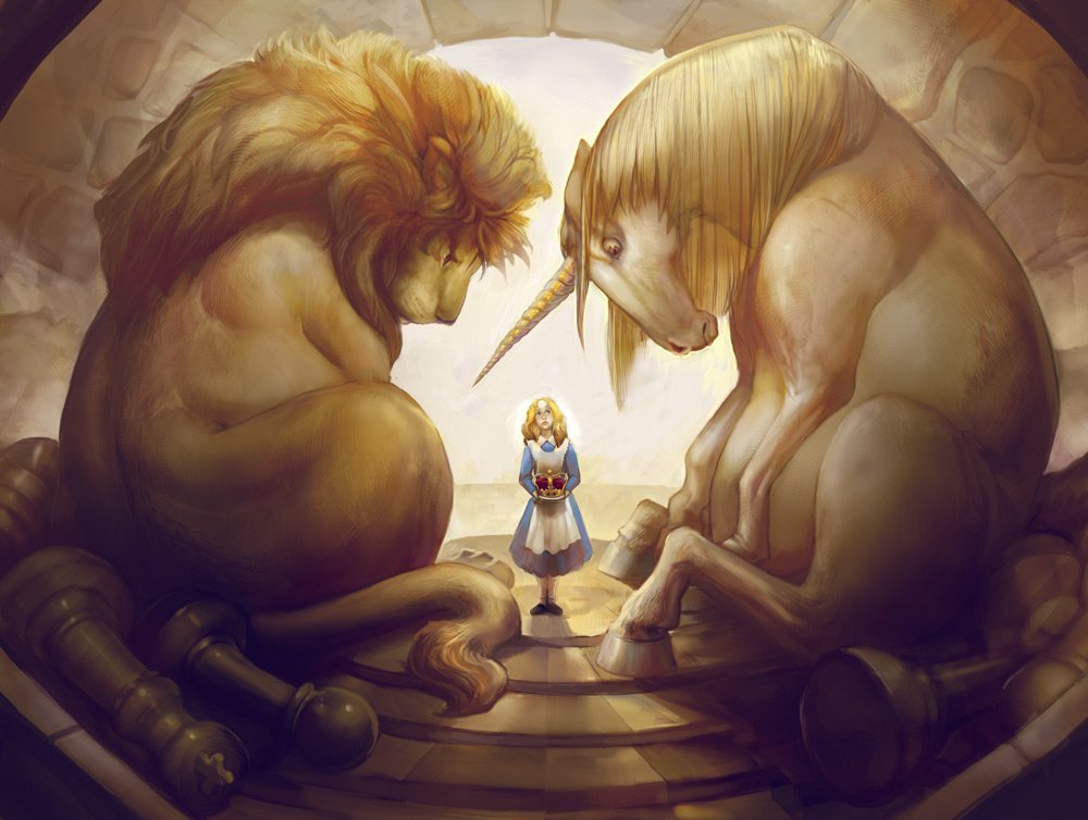 Фото Алиса с короной в руках стоит между львом и единорогом из сказки Алиса в Стране Чудес