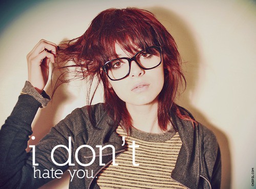 Фото Девушка в очках держит прядь своих волос  (I don't hate you / Я не ненавижу тебя)