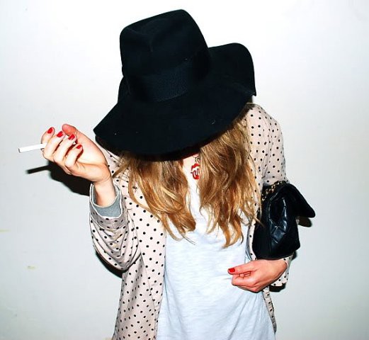 Фото девушка в шляпе, с сумкой и с сигаретой