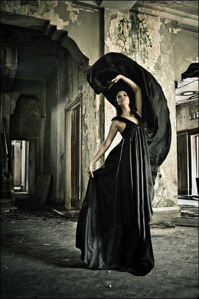 Девушка в черном белье на черном фоне