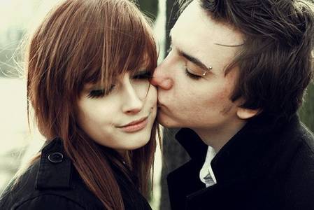 Парень целует девушку в губы фото