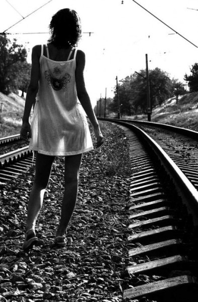 Фото Девушка возле железной дороги