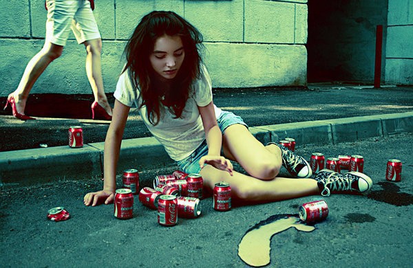 Фото Девушка выпила много банок кока-колы